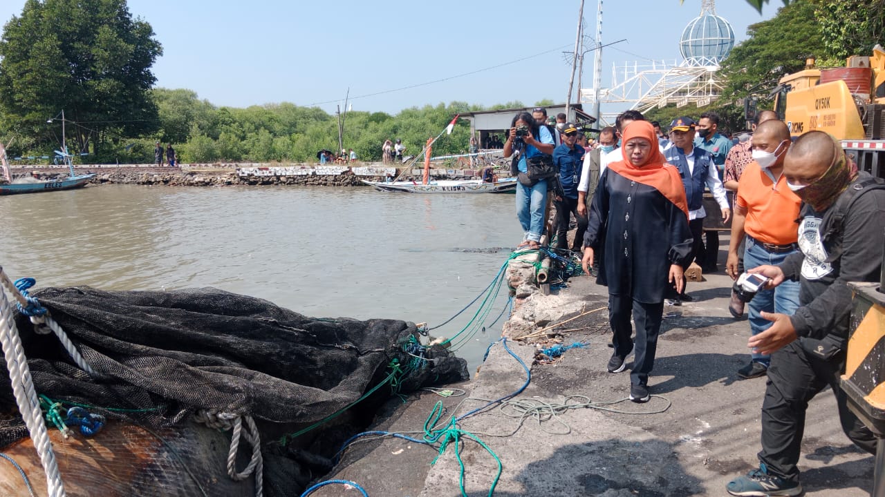 Gubernur Jawa Timur Khofifah Indar Parawansa mengawal langsung proses evakuasi bangkai ikan Paus Balin di pantai Kenjeran Surabaya, Kamis (18/5/2023).
