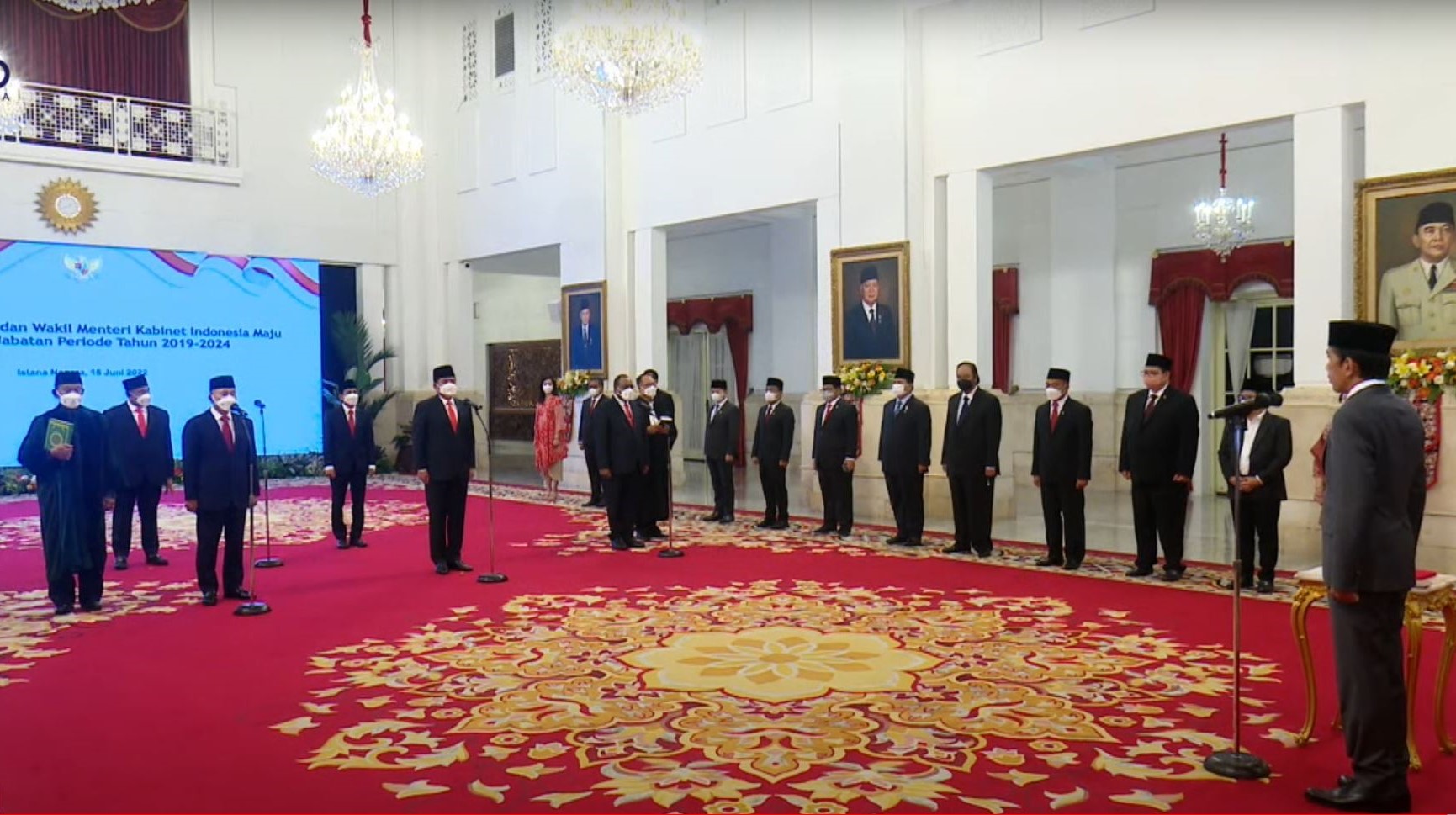 Presiden RI Joko Widodo (Jokowi) saat melantik Zulkifli Hasan sebagai Menteri Perdagangan (Mendag) serta Hadi Tjahjanto sebagai Menteri Agraria dan Tata Ruang (ATR)/Kepala Badan Pertanahan Nasional (BPN) di Istana Negara, Jakarta, Rabu (15/06/2022).