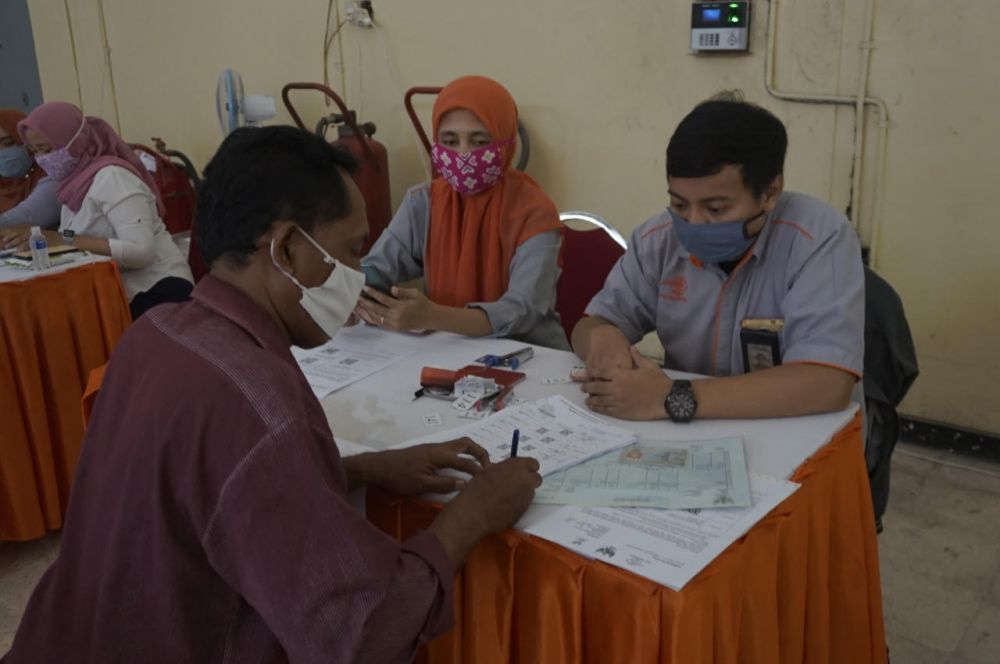 CAIR: Warga penerima bansos tunai mulai mencairkan bantuan dari Kemensos, Senin (11/5). (FOTO: HMP/ANTON)

