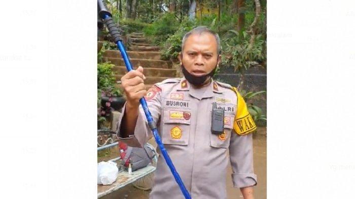 SELAMAT: Wakapolres Karanganyar Kompol Busroni menunjukkan alat untuk menangkis serangan aksi OTK, Minggu (21/6). | HMP/ISTIMEWA