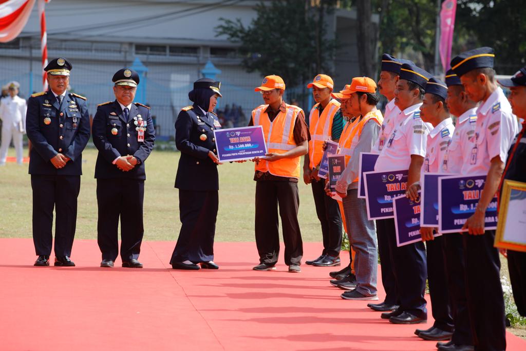 Gubernur Jawa Timur Khofifah Indar Parawansa saat  upacara Hari Perhubungan Nasional Tahun 2023 yang mengangkat tema "Melaju Untuk Transportasi Maju" di Lapangan Pokeskar Pelabuhan Tanjung Perak Surabaya, Minggu, (17/9).