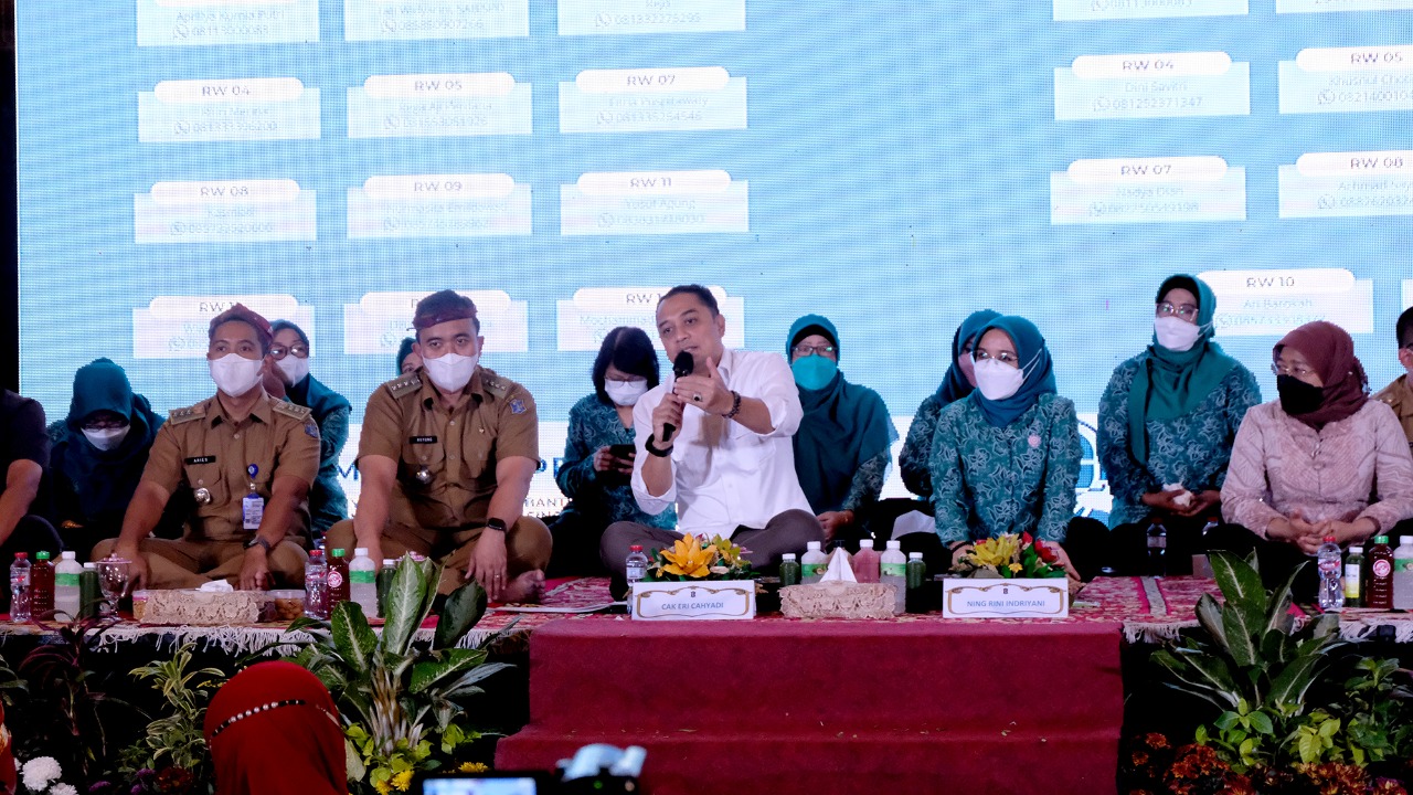Wali Kota Surabaya, Eri Cahyadi kembali menggelar “Ngobras” (Ngobrol Santai), bersama Ketua Tim Penggerak (TP) PKK, Rini Indriyani di Ballroom Rich Palace, Selasa (2/8/2022). 
