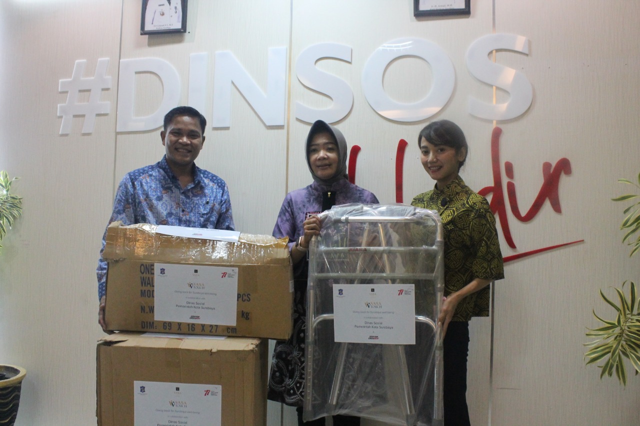 Pemerintah Kota (Pemkot) Surabaya melalui Kepala Dinas Sosial (Dinsos) Surabaya, Anna Fajriatin menerima bantuan berupa 36 tongkat untuk warga Surabaya dari Vasa Hotel, Jumat (12/8/2022)