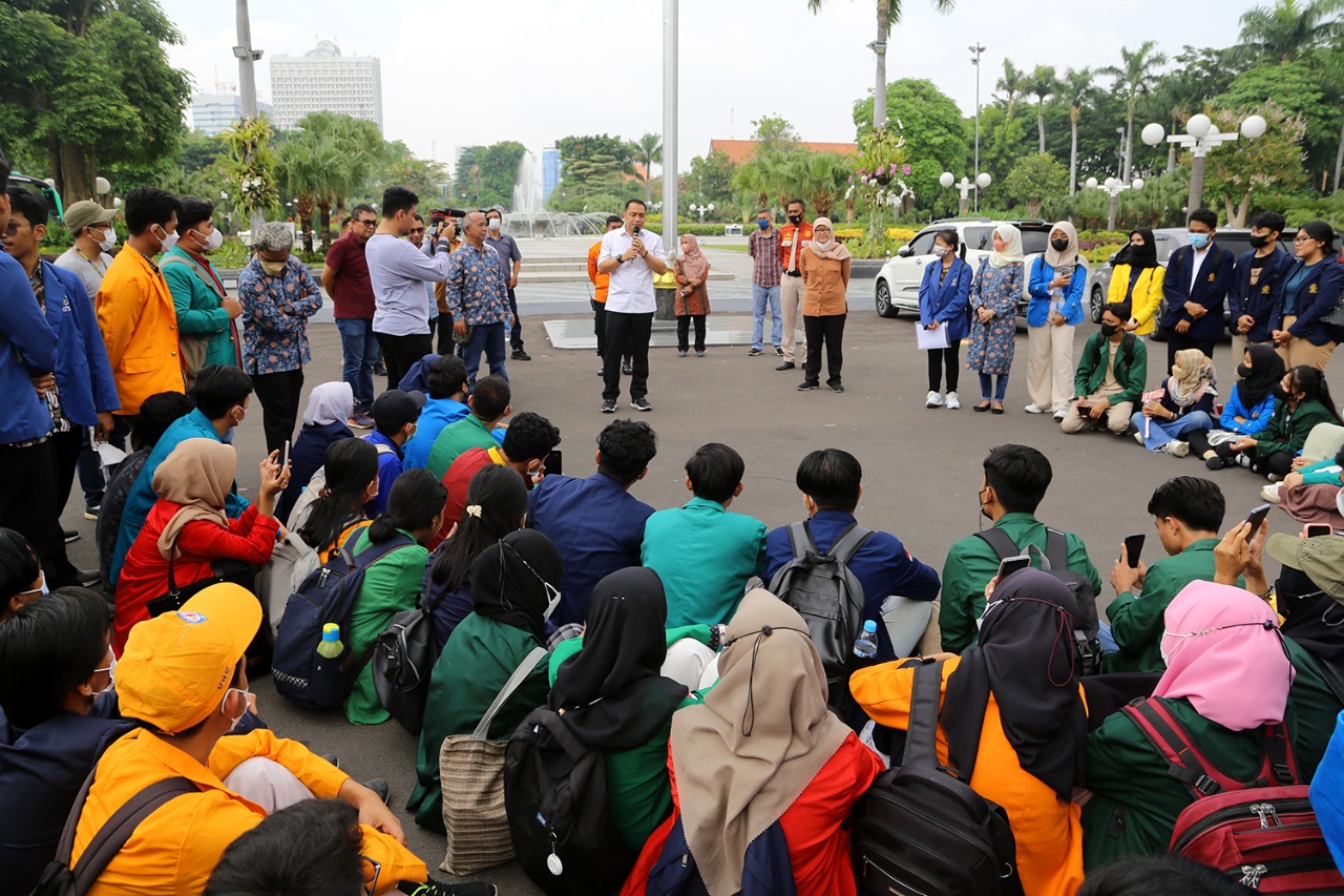 Wali Kota Surabaya Eri Cahyadi menyambut kehadiran pertukaran Mahasiswa Merdeka yang datang dari perguruan tinggi di berbagai daerah, di halaman Balai Kota Surabaya, Sabtu (10/9/2022)