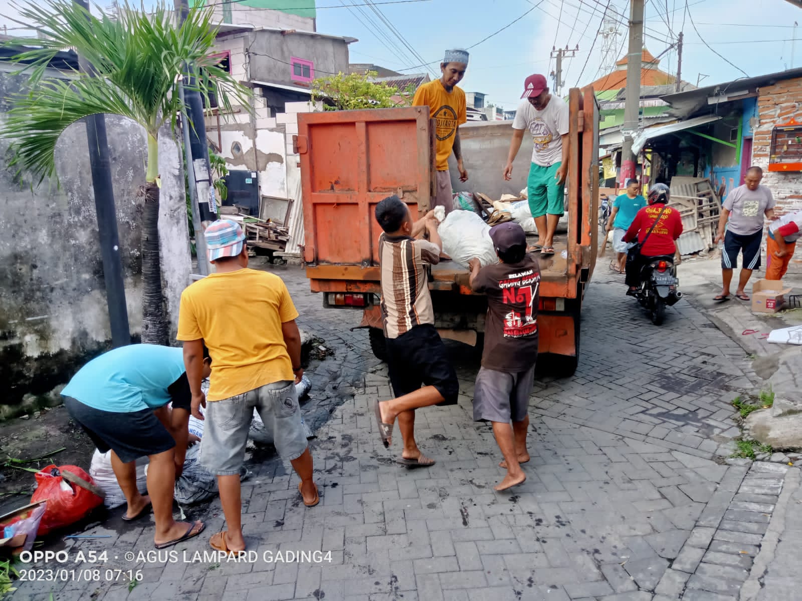 Hari ini (8/1/2023) ada 222 kawasan yang mengikuti program tersebut, salah satunya di Jalan Kedondong Lor Gang 3 Kelurahan Embong Kaliasin, Kecamatan Genteng. 