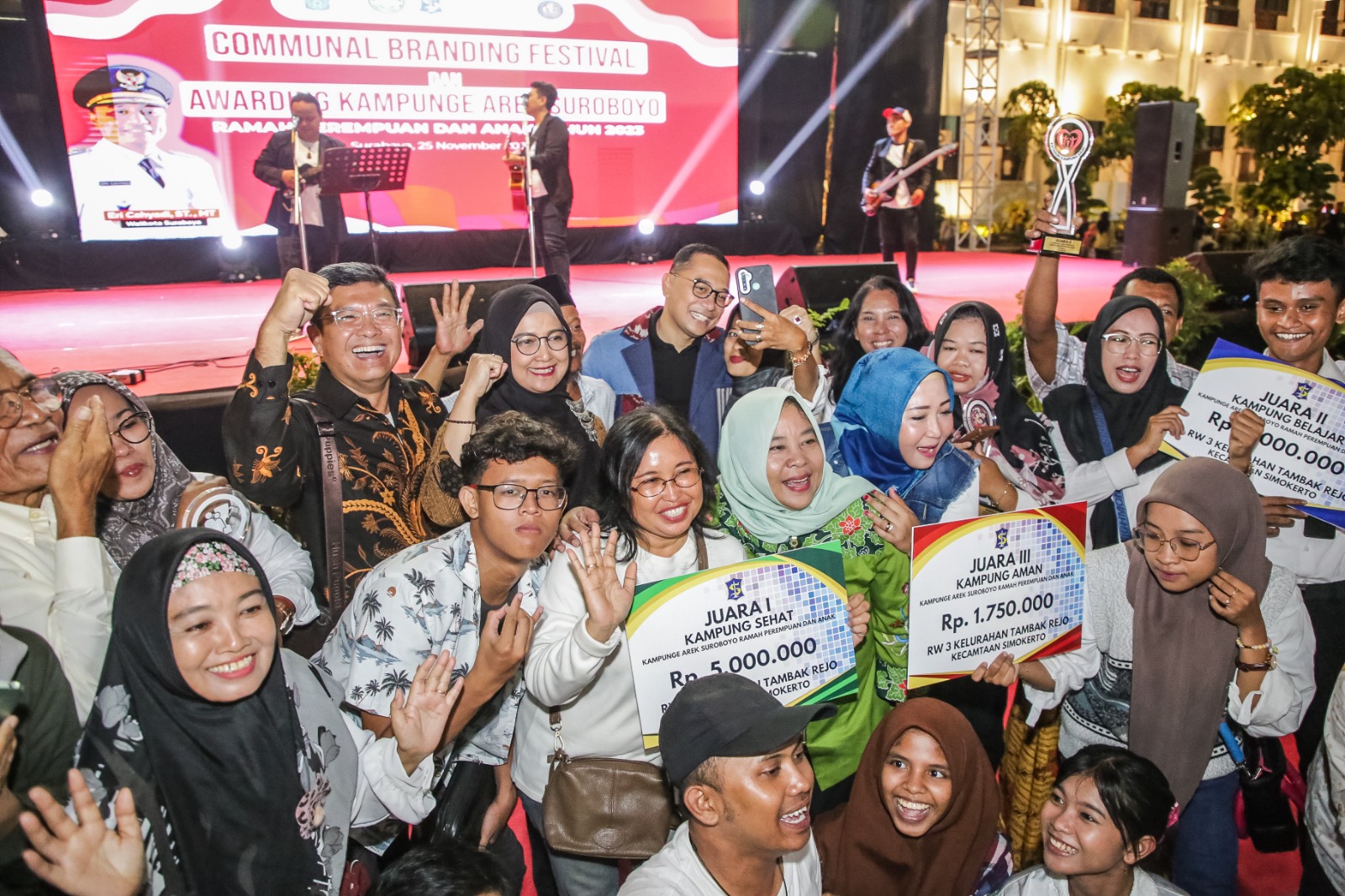 Wali Kota Surabaya Eri Cahyadi saat menghasiri acara Communal Branding Festival dan Awarding Kampunge Arek Suroboyo Ramah Perempuan dan Anak (KAS-RPA) tahun 2023, di Balai Kota, Sabtu (25/11/2023) malam.