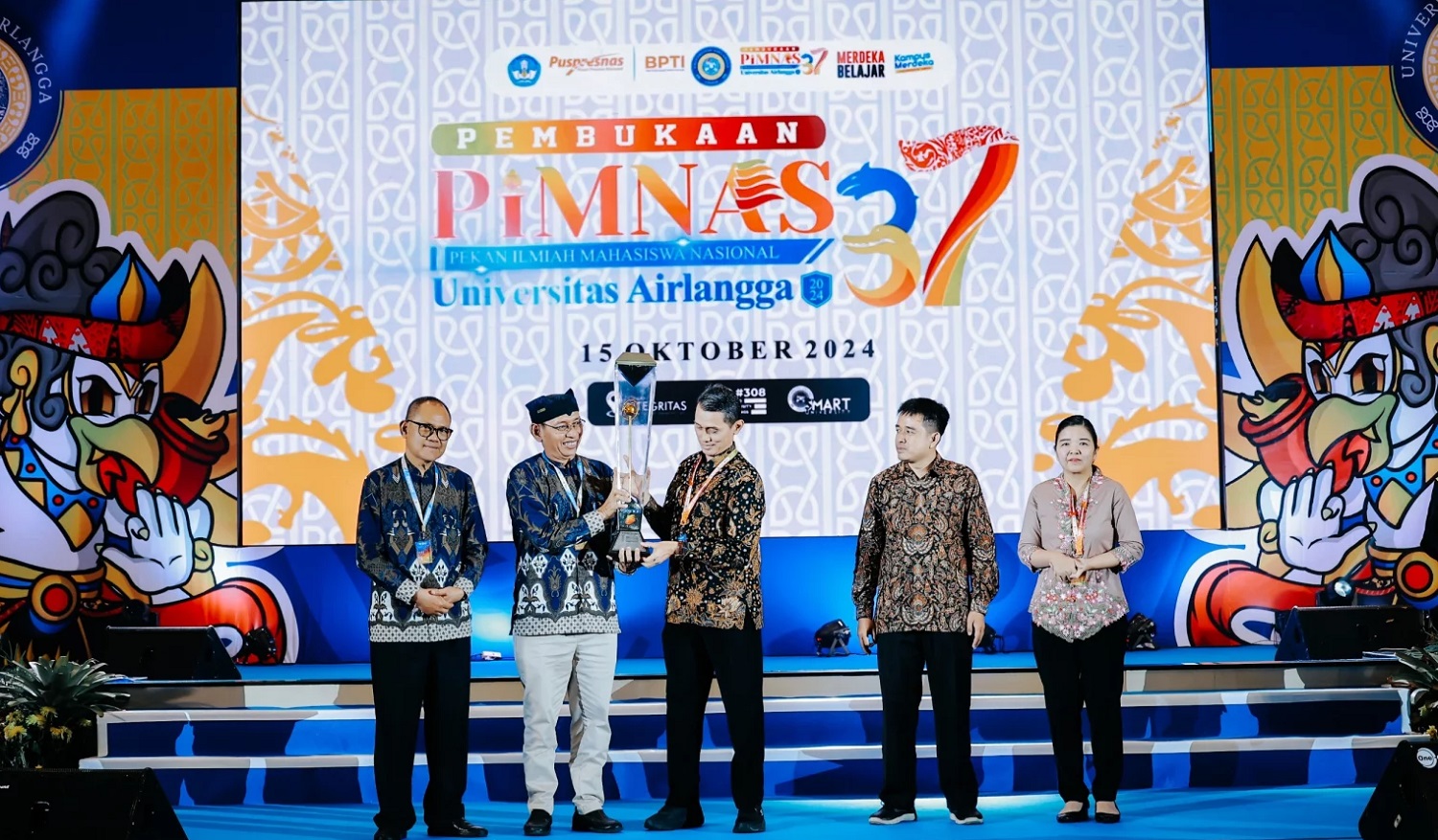 Penyerahan Piala Adikarta kepada UNAIR selaku tuan rumah PIMNAS 37 (foto: PKIP UNAIR)