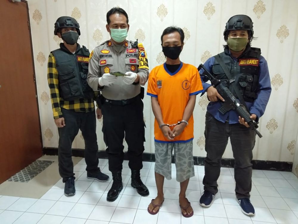 Pelaku Ryan Hidayat (23) di Polsek Sukolilo. | FOTO: HMP/JEMMI
