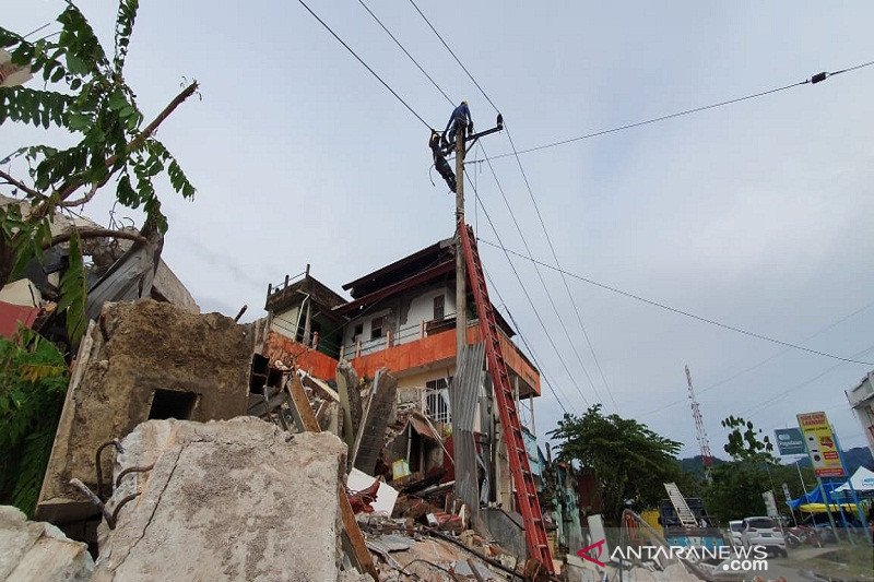 Tim SAR gabungan melakukan evakuasi korban bencana tanah longsor di Kelurahan Malalayang I Barat, Kota Manado, Sulawesi Utara, Sabtu (17/1/2021). (FOTO ANTARA/HO-Humas Basarnas Manado)

