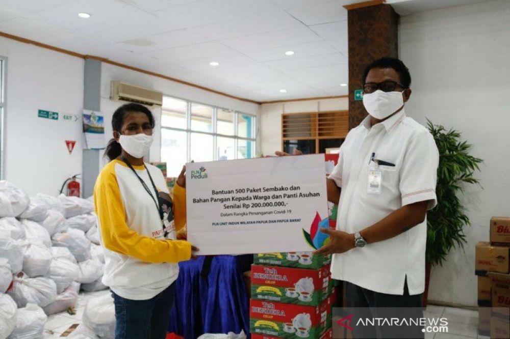 PLN menyerahkan bantuan bahan pokok dan makanan bagi warga terdampak Covid-19 di Kota Jayapura (ANTARA News Papua/HO-PLN Papua)