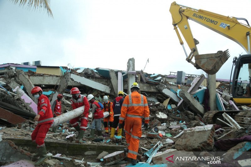 Personel PMI dan Basarnas bahu membahu melakukan pencarian terhadap korban yang diduga tertimbun puing bangunan RS Mitra Mankarra Kecamatan/Kabupaten Mamuju, Sulbar. ANTARA/HO-PMI Pusat.

