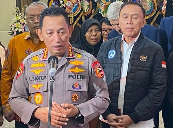 Kapolri Jenderal Listyo Sigit Prabowo menyatakan telah memerintahkan kepada Polda Metro Jaya untuk menuntaskan kasus pelemparan batu bus rombongan pemain Persis Solo,  Rabu (01/02/2023).
