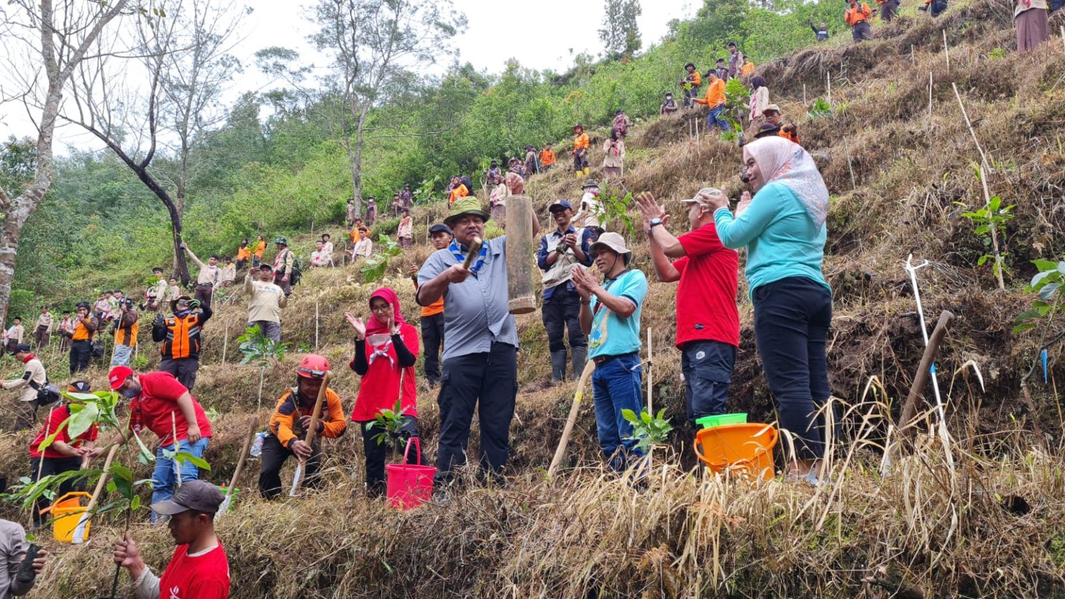 Kwartir Daerah Gerakan Pramuka Jawa Tengah mereboisasi bukit gundul di Dusun Ngipik, Desa Candi, Kecamatan Bandungan, Jumat (24/2/2023)