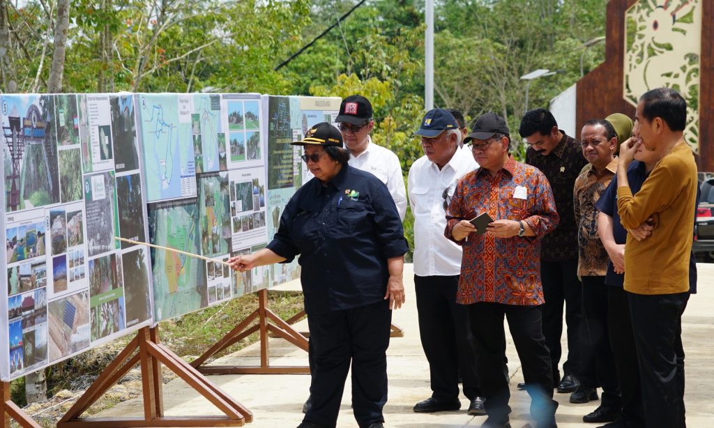 Presiden Joko Widodo saat meninjau langsung Persemaian Mentawir di Kabupaten Penajam Paser Utara, Provinsi Kalimantan Timur, pada Kamis, 23 Februari 2023. Foto: BPMI Setpres/Laily Rachev
