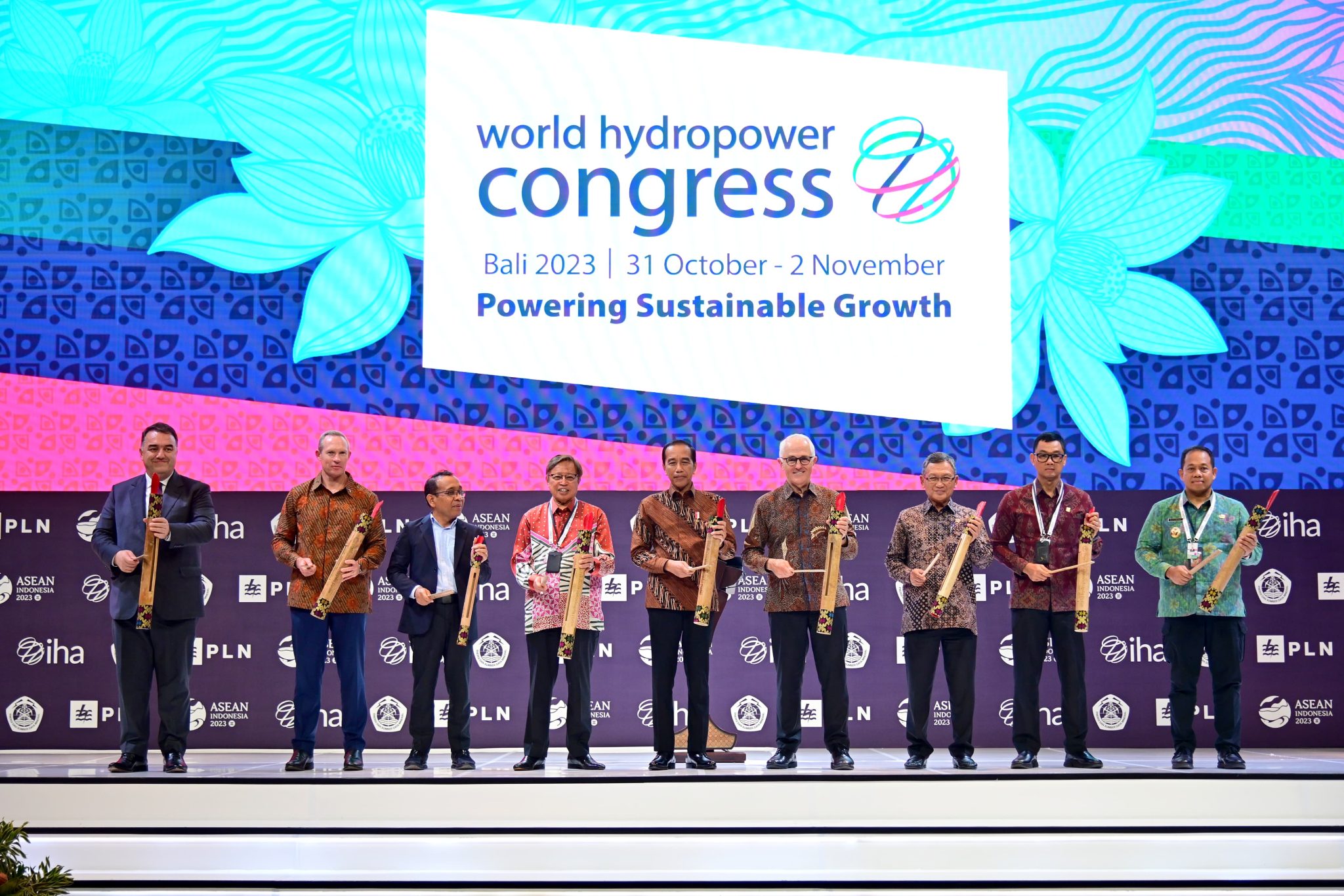 Presiden Joko Widodo bersama Tamu Undangan Memukul Kulkul setelah Membuka World Hydropower Congress di Bali (31/10/2023). (Foto: Muchlis Jr/BPMI Setpres)