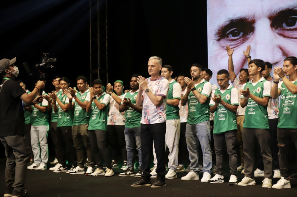 Deretan pemain PSS Sleman diperkenalkan kepada para penggemarnya di kompleks Stadion Maguwoharjo, Kamis (25/5) malam