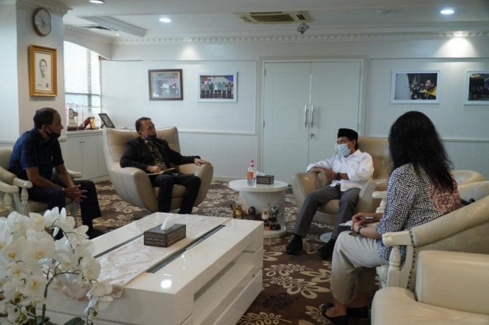 Ketua Umum PSSI Mochamad Iriawan (kedua dari kiri) dan Menpora Zainudin Amali (kedua dari kanan) berbincang dalam pertemuan membahas persiapan Piala Dunia U-20 tahun 2021 di Gedung Kemenpora, Jakarta, Jumat (22/5). (PSSI)


