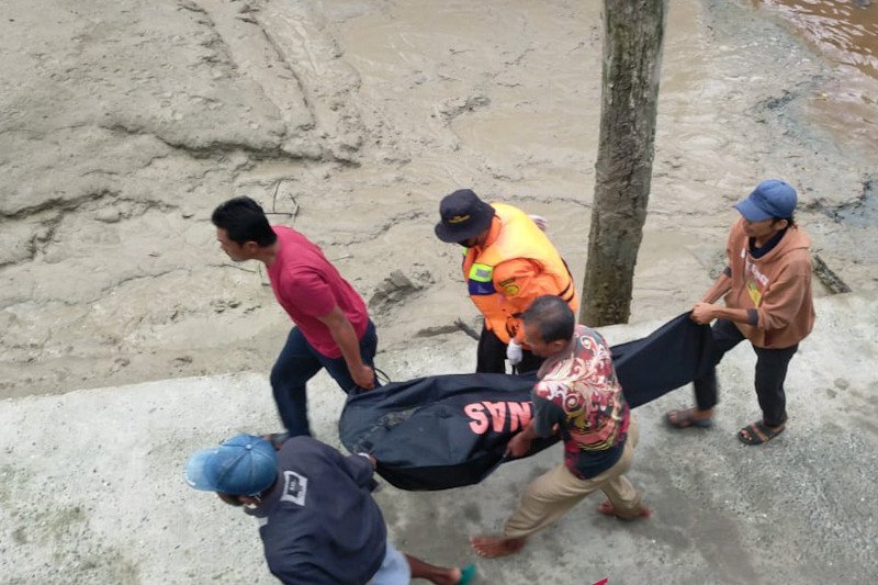 Tim SAR gabungan mengevakuasi jenazah dua nelayan korban kapal tenggelam di Kabupaten Rohil, Riau, Kamis (16/7/2020). (ANTARA/HO-Basarnas Pekanbaru)


