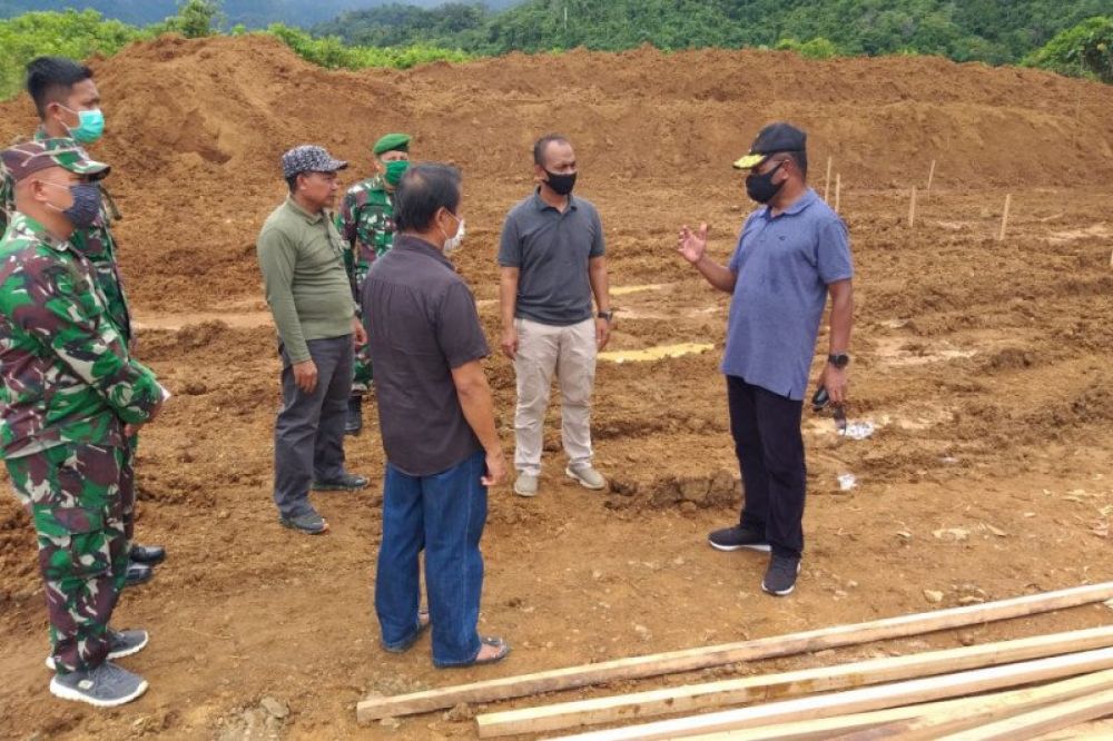 Peninjauan lokasi pembangunan rumah khusus oleh Kementerian PUPR bagi TNI AD di Manokwari, Papua Barat. (Dok Tim Komunikasi Publik SNVT Penyediaan Perumahan Provinsi Papua Barat/Bagian Hukum dan Komunikasi Publik Ditjen Perumahan)