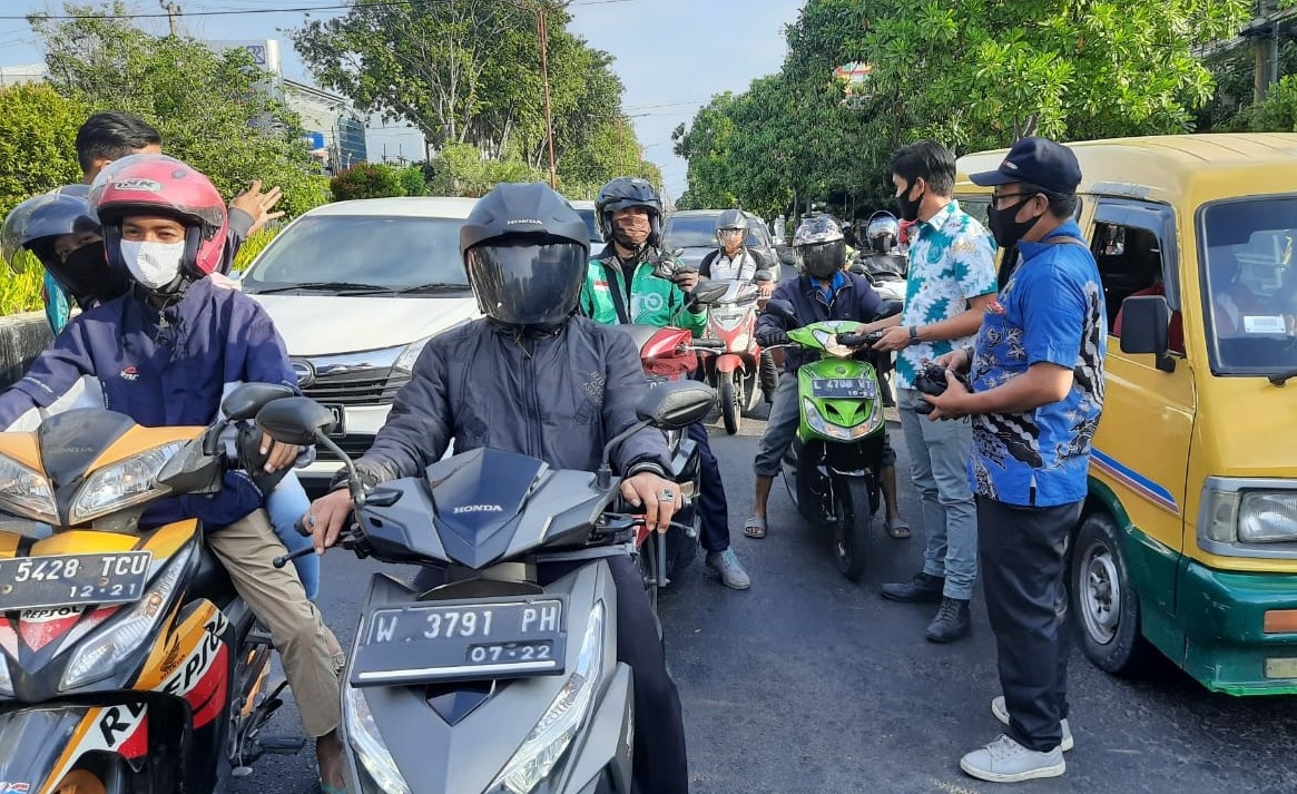 PWI Sidoarjo bagikan masker dan hand sanitizer (Foto: HMP/Kholis)