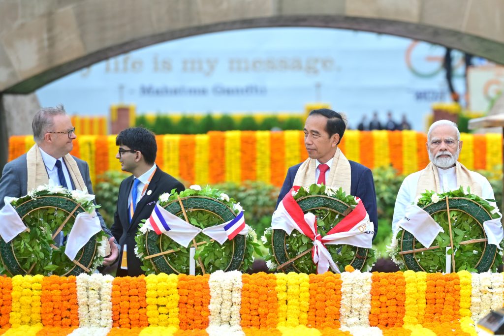 Presiden Joko Widodo mengunjungi Mahatma Gandhi Samadhi yang berlokasi di Rajghat, New Delhi, India, Minggu, 10 September 2023.