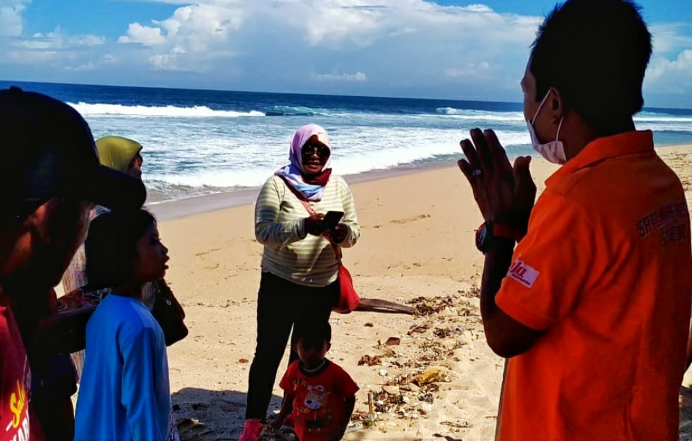 Petugas SAR minta wisatawan 
meninggalkan Pantai Gunungkidul. (Foto: ist)