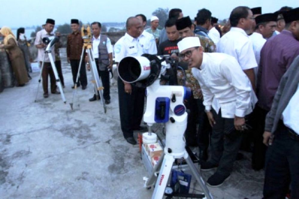 INTIP: Tim Rukyatul Hilal Kanwil Kementerian Agama Provinsi Bengkulu melihat posisi bulan dengan teleskop terprogram saat pengamatan bulan untuk menentukan mulainya puasa di Pantai Tapak Paderi Bengkulu. Tim Rukyatul Hilal Bengkulu tidak berhasil melihat 