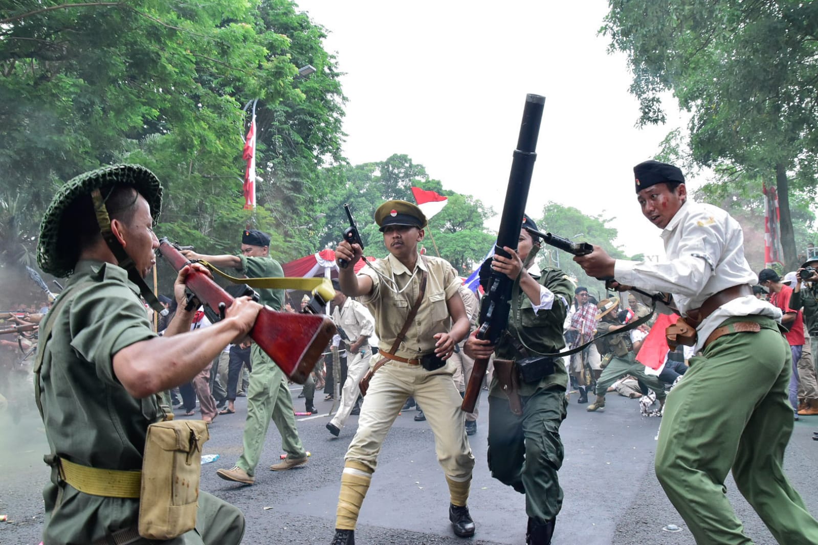 Ribuan masyarakat di Kota Pahlawan tampak antusias mengikuti dan menyaksikan Parade Surabaya Juang,