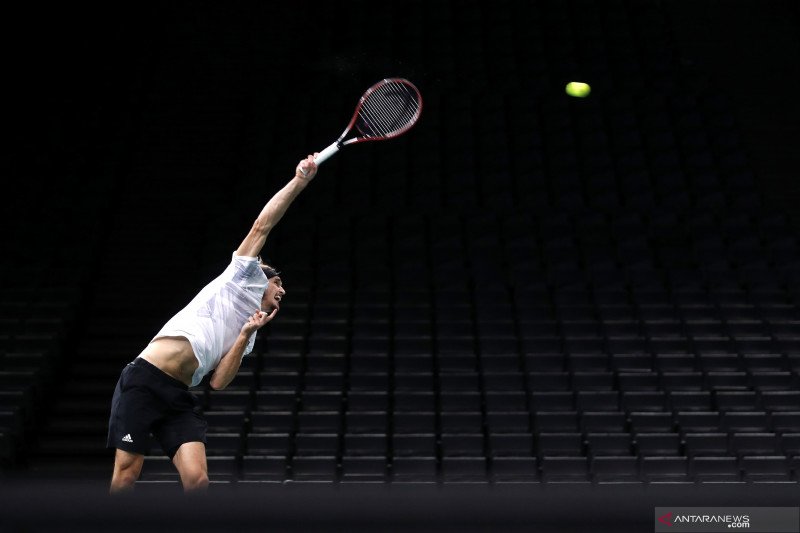 Petenis Jerman Alexander Zverev melakukan service bola ke arah lawannya petenis Swiss Stan Wawrinka dalam laga babak perempat final Turnamen Tenis Paris Masters, di AccorHotels Arena, Paris, Prancis, Jumat (6/11/2020). ANTARA FOTO/Reuters-Gonzalo Fuentes/