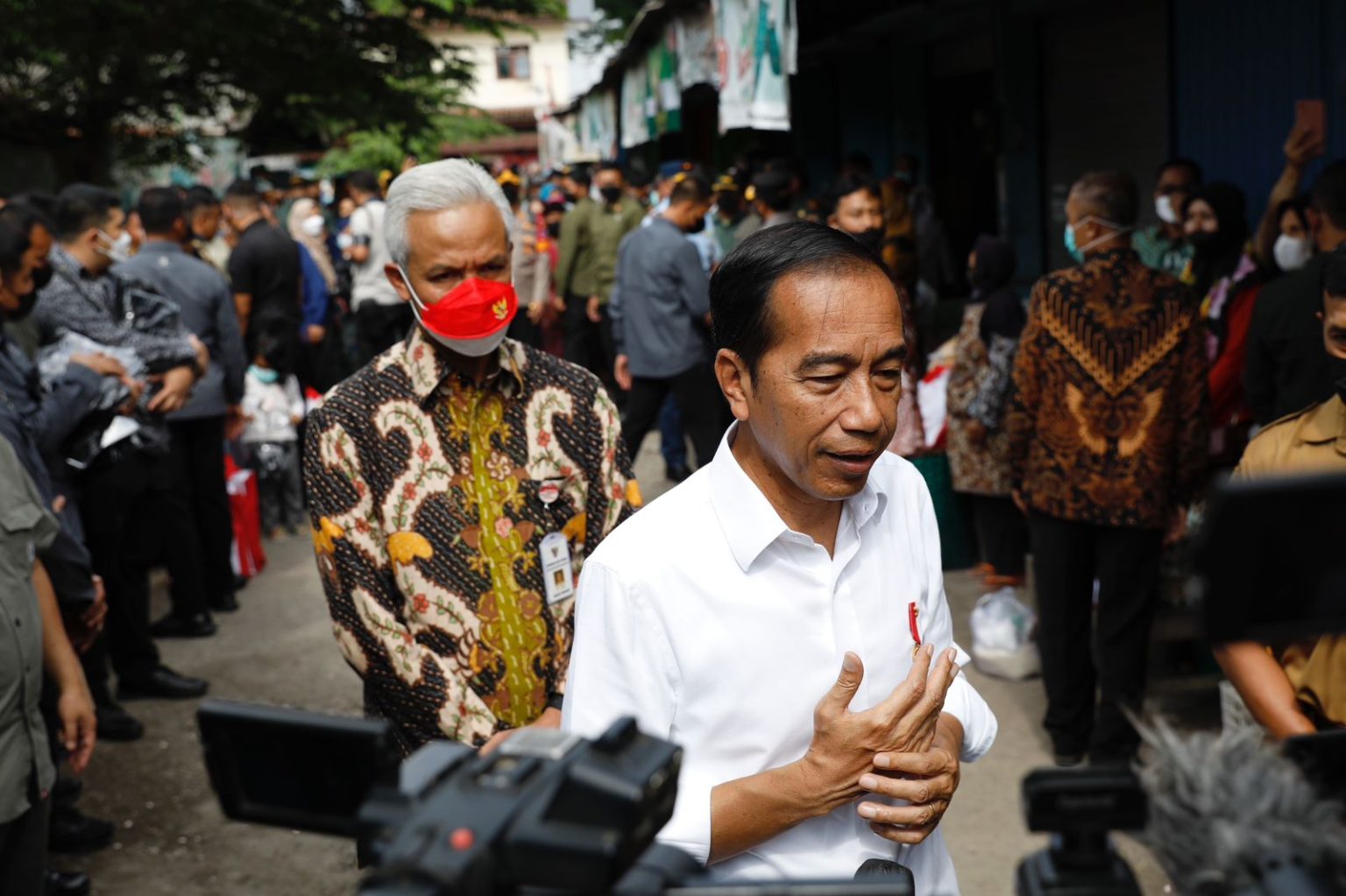 Gubernur Jawa Tengah Ganjar Pranowo mendampingi Presiden RI Joko Widodo, dalam mengecek harga bahan pokok di Pasar Malang Jiwan, Colomadu, Karanganyar, Senin (21/11/2022). 