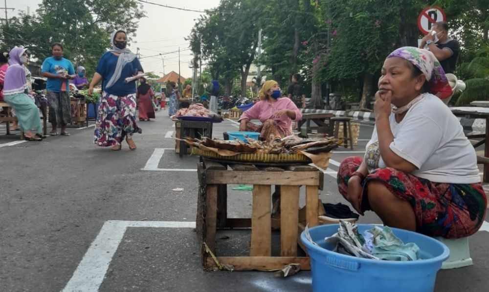 Antar pedang di Pasar Pegirikan diberi jarak (Foto: HMP/Anton)
