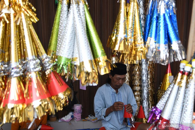 Ilustrasi -- Pedagang menyelesaikan pembuatan terompet di kawasan Glodok, Jakarta, Senin (30/12/2019) . (ANTARA FOTO/M Risyal Hidayat/wsj)

