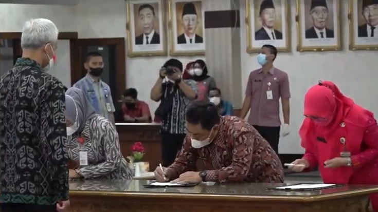 Gubernur Jawa Tengah Ganjar Pranowo mengingatkan 126 kepala SMAN/SMKN/SLBN di lingkungan Pemprov Jateng yang baru dilantik, agar menjauhi tindakan korupsi, kolusi dan nepotisme (KKN).