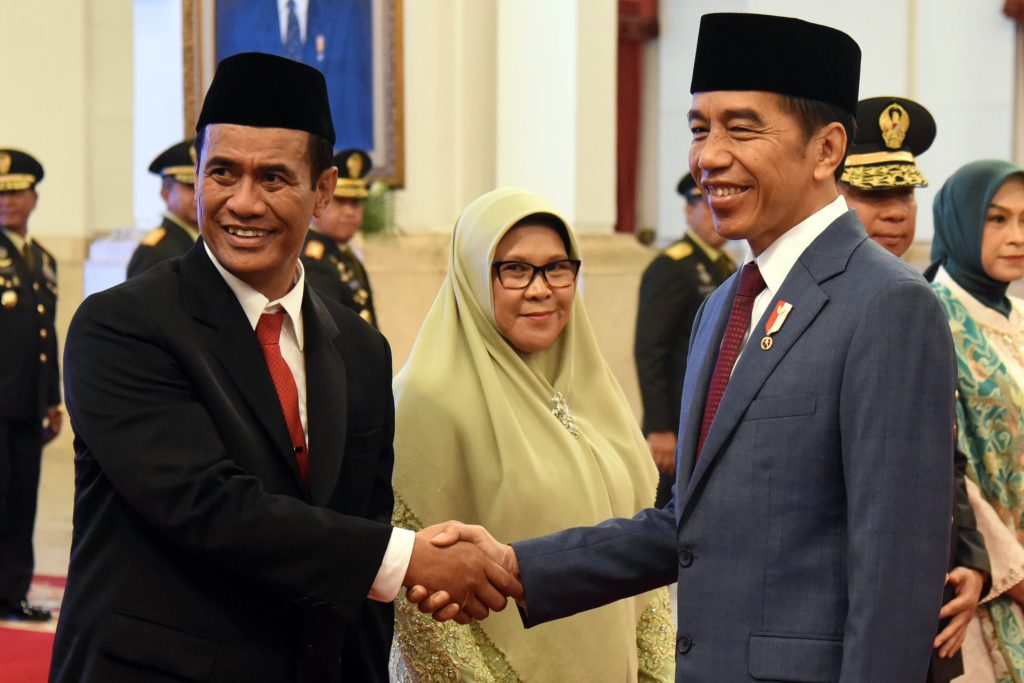 Presiden Jokowi memberikan ucapan selamat usai melantik Mentan Andi Amran Sulaiman, Rabu (25/10/2023), di Istana Negara, Jakarta. (Foto: Humas Setkab/Rahmat)

