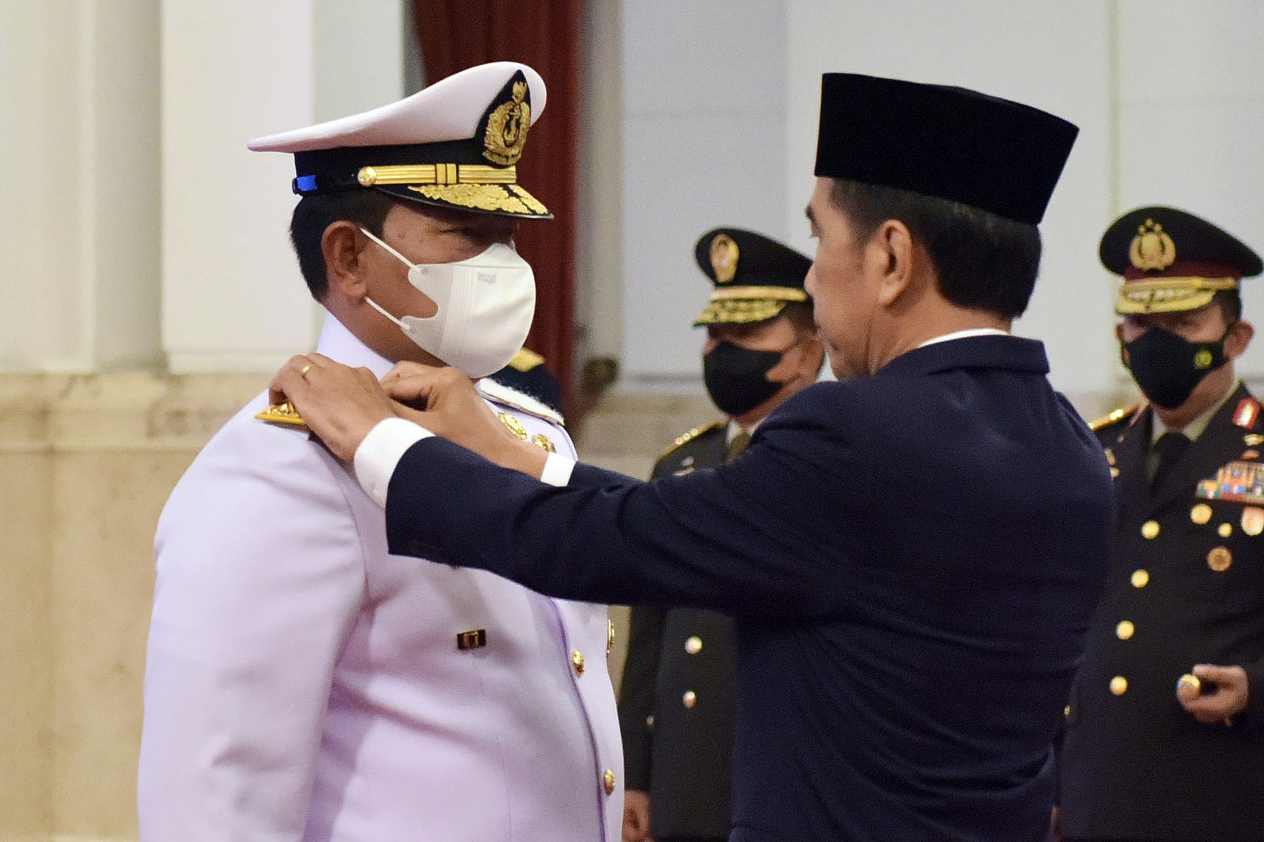 Presiden Jokowi bersama Panglima TNI Laksamana Yudo Margono yang baru dilantik, Senin (19/12/2022), di Istana Negara, Jakarta. (Foto: Humas Setkab/Rahmat)

