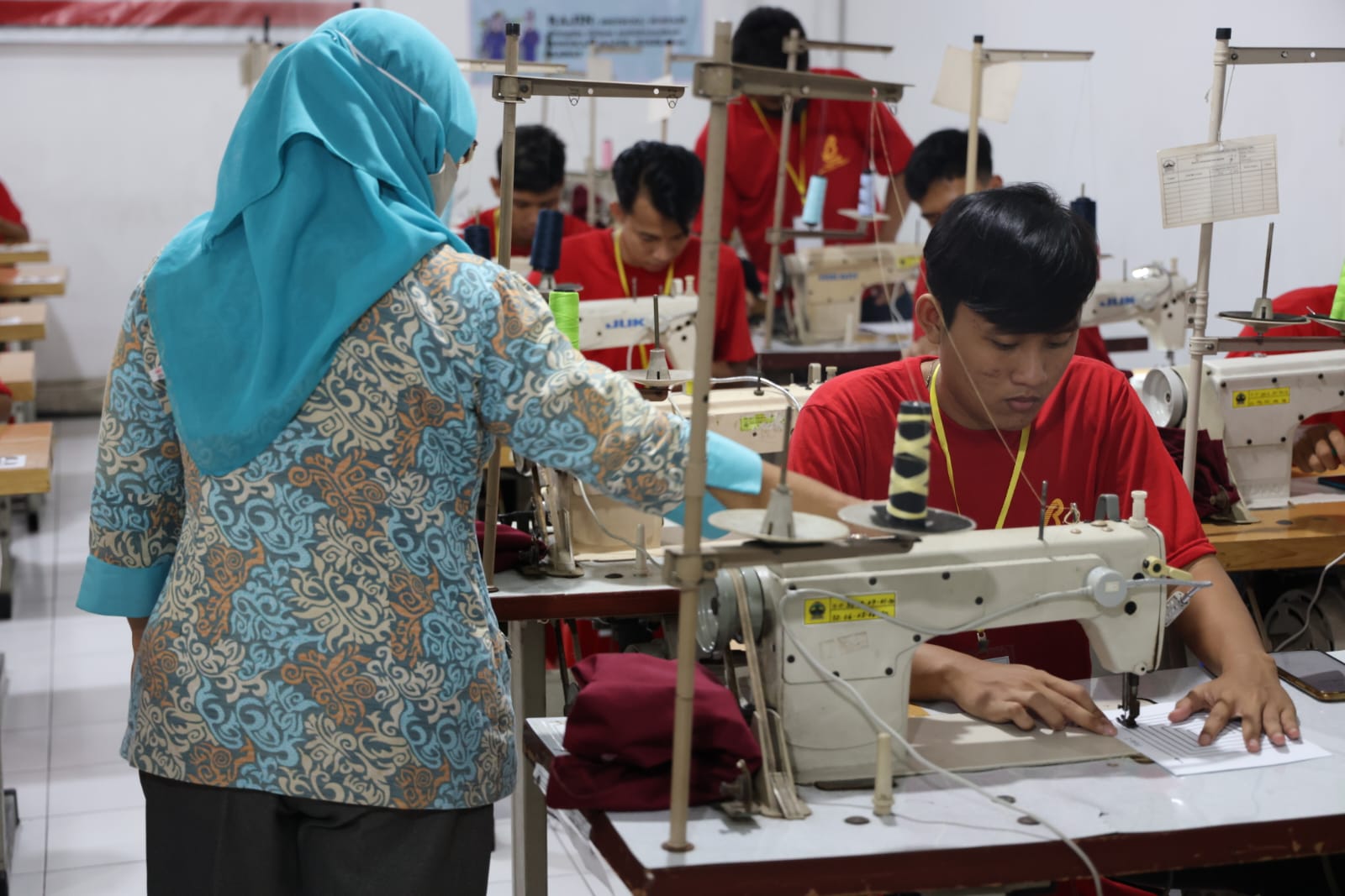 Pemerintah Provinsi Jawa Tengah telah melakukan langkah konkret untuk menciptakan tenaga kerja berkualitas bagi perusahaan-perusahaan, melalui pelatihan di Balai Industri Tekstil dan Alas Kaki 