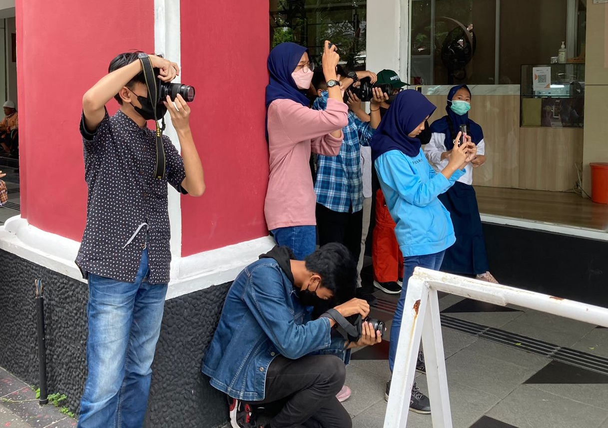 Pemkot Surabaya melalui Dinas Perpustakaan dan Kearsipan (Dispusip) mengadakan Workshop dan Pelatihan Fotografi bagi para pelajar SMP di Convention Hall Siola Surabaya, Sabtu (25/2/2023).