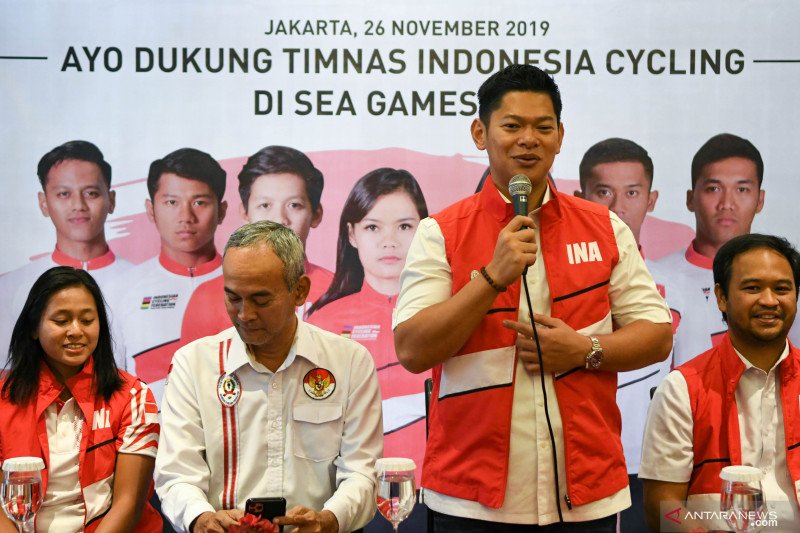 Ketua umum Pengurus Besar Ikatan Sport Sepeda Seluruh Indonesia (PB ISSI) Raja Sapta Oktohari (kedua kanan) didampingi wakil ketua Andhika Anindyaguna Hermanto (kanan), Sekjen Paramanugraha (kedua kiri). DOK.ANT