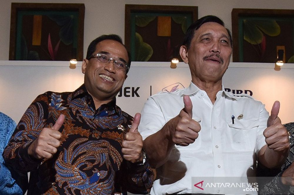  SEMAKIN SEHAT: Menko Bidang Kemaritiman Luhut Binsar Panjaitan dan Menhub Budi Karya Sumadi, menunjukkan ibu jari ketika peluncuran aplikasi Go-Bluebird di Jakarta, Kamis (30/3/2017). ANTARA FOTO/Wahyu Putro A/pd/aa.