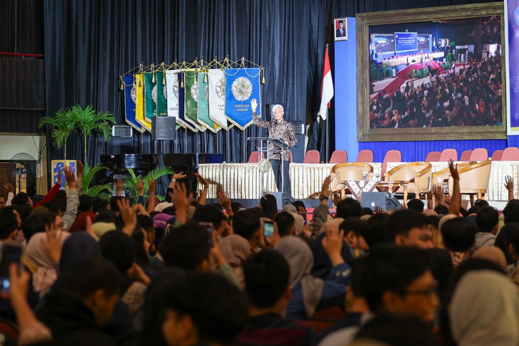 Gubernur Jawa Tengah Ganjar Pranowo saat memberikan pembekalan kepada 3.150 calon wisudawan UGM di Graha Saba UGM, Selasa (22/8/2023).