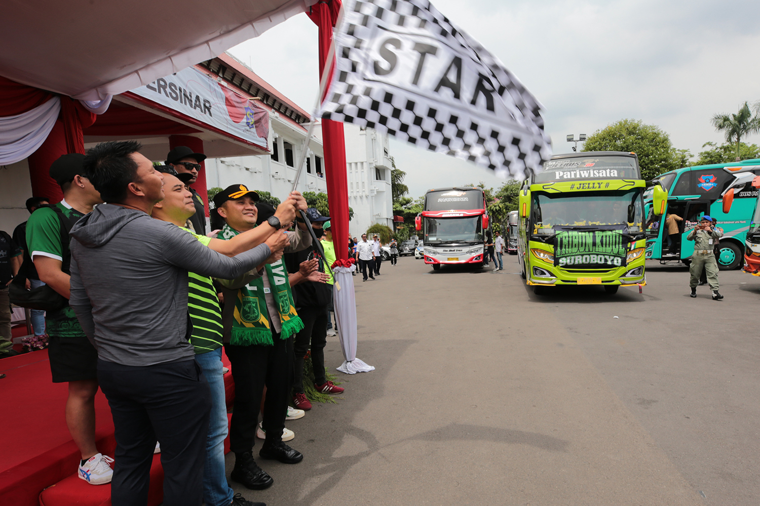 Walikota Surabaya Eri Cahyadi memberangkatkan rombongan Bonek menuju ke Kota Semarang, Rabu (29/3/2023) siang.