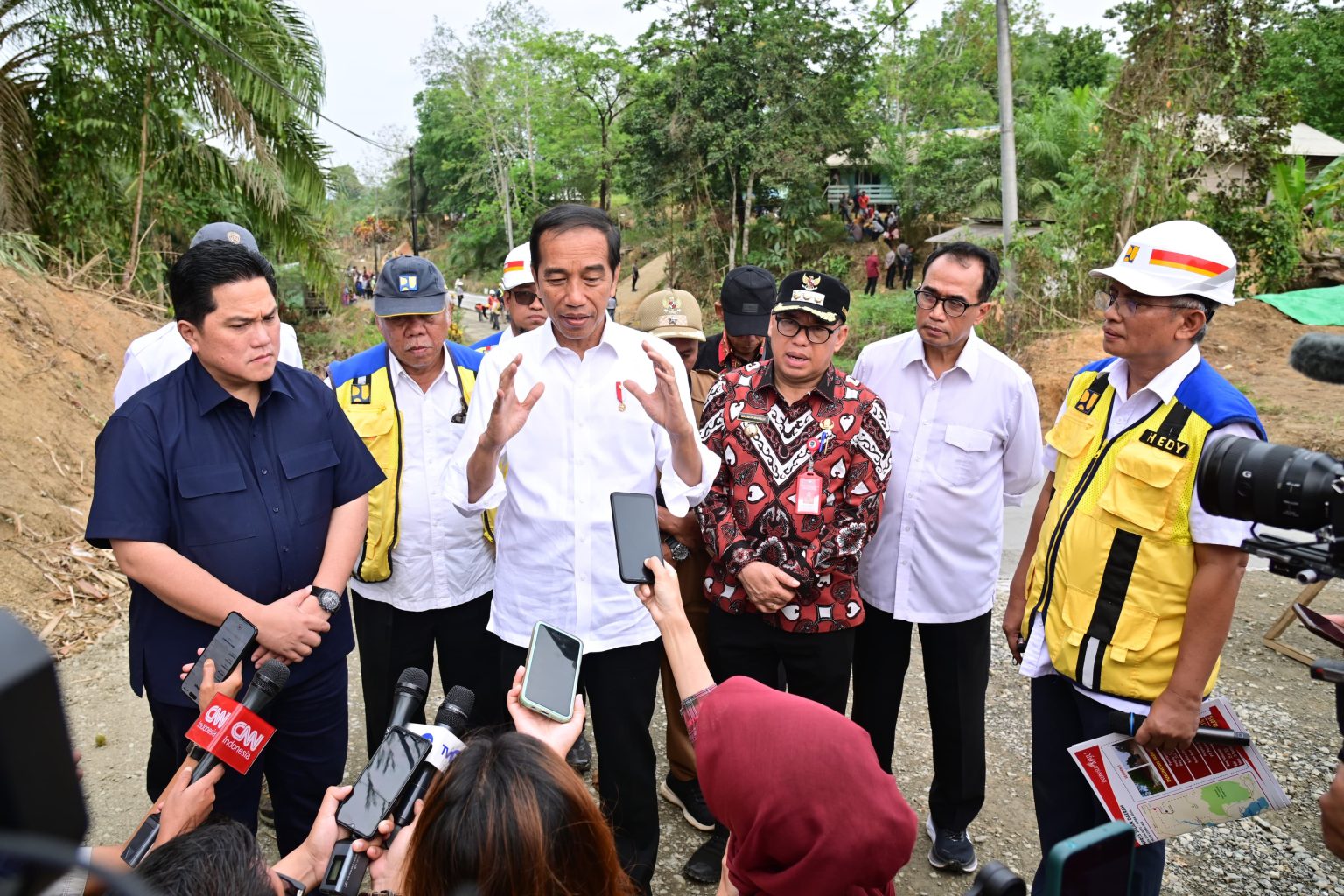 Presiden Jokowi memberikan keterangan pers usai meninjau penanganan IJD di Kabupaten Penajam Paser Utara, Kalimantan Timur, pada Sabtu (23/09/2023). (Foto: BPMI Setpres/Muchlis Jr
