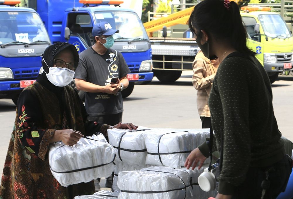 Pemkot Surabaya bagikan APD untuk tenaga medis (Foto: HMP/Anton)