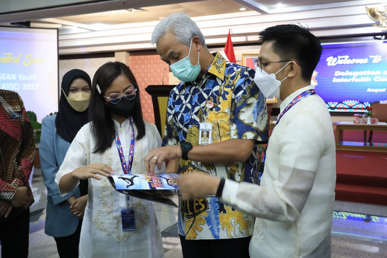  Gubernur Jawa Tengah Ganjar Pranowo saat menerima delegasi ASEAN Youth Interfaith Camp di Grhadhika Bhakti Praja, Rabu (10/8/2022)