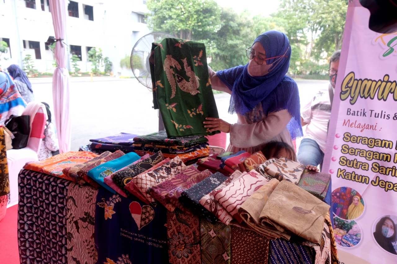 Pemkot) Surabaya melakukan penandatanganan nota kesepakatan bersama (NKB) tentang penggunaan produk Usaha Mikro Kecil dan Menengah (UMKM) dan pemberdayaan masyarakat bersama 46 hotel se Kota Pahlawan, Jumat (18/3/2022).