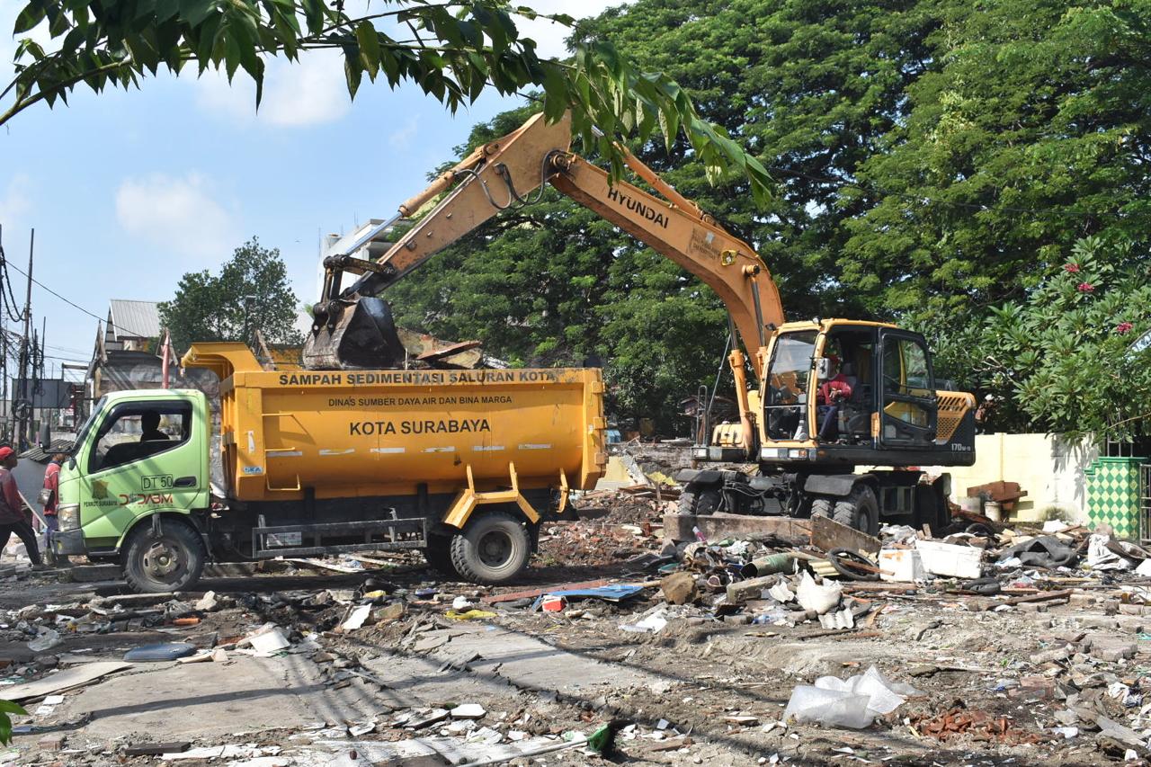 Pemkot) Surabaya menertibkan sejumlah bangunan liar yang berdiri di atas tanah aset seluas 896 meter persegi di Jalan Raya Tenggilis Mejoyo, Kamis (13/2) 