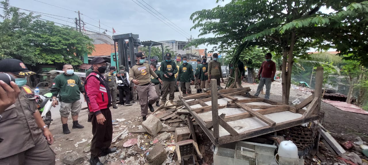 Pemerintah Kota (Pemkot) Surabaya melakukan penertiban bangunan liar (bangli) yang berdiri di bantaran Sungai Kali Tebu, Jumat (5/2/2022).