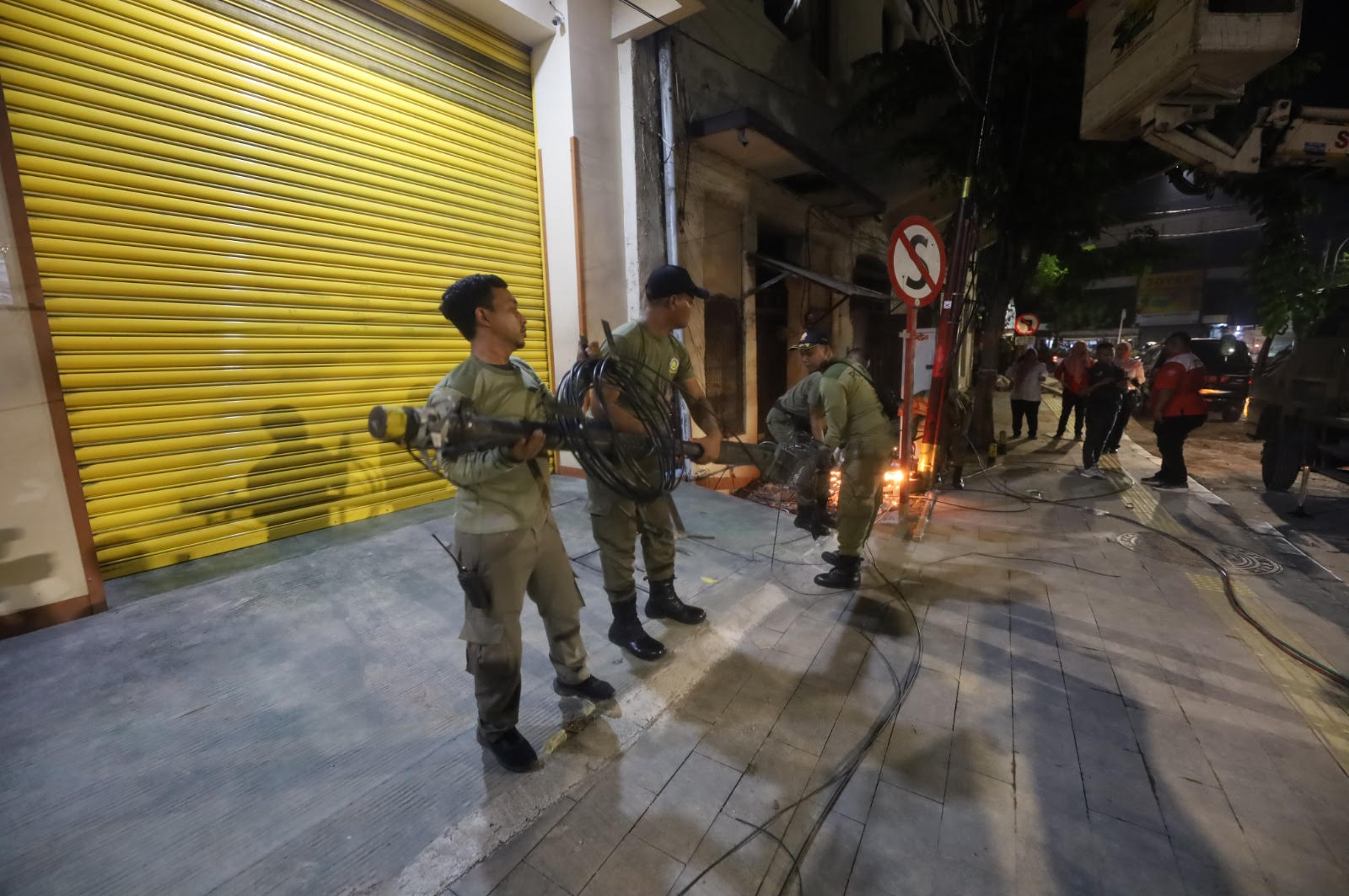 Pemkot Surabaya melalui Satuan Polisi Pamong Praja (Satpol PP) Surabaya menertibkan tiang utilitas provider di kawasan Jalan Karet, Kecamatan Pabean Cantikan, pada Rabu malam (12/6). 