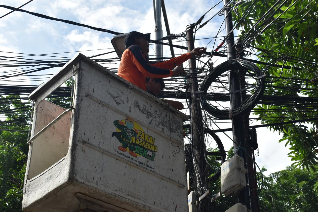 Pemerintah Kota (Pemkot) Surabaya melalui Satpol PP Kota Surabaya melakukan penertiban jaringan kabel utilitas milik provider, Rabu (22/1/2025)