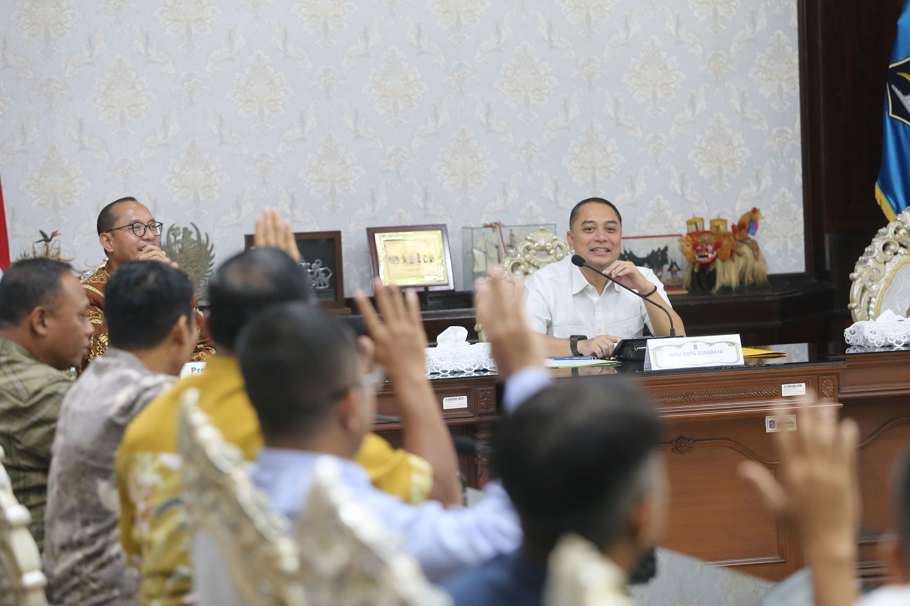 Wali Kota Surabaya Eri Cahyadi 
 saat pengarahan kepada seluruh camat di ruang sidang wali kota pada Sabtu (15/3/2025